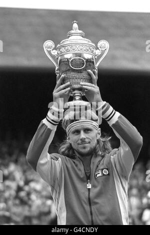 DER SCHWEDE BJORN BORG HEBT DIE TROPHÄE TRIUMPHIEREND AN, NACHDEM ER IM DRITTEN JAHR IN FOLGE DEN EINZEL-TITEL DER MÄNNER GEWONNEN HAT, WAS DEM REKORD ENTSPRICHT, DEN FRED PERRY IN DEN DREISSIGER JAHREN BEI DEN WIMBLEDON-RASENTENNISMEISTERSCHAFTEN AUFGESTELLT HAT. ER SCHLUG DEN AMERIKANER JIMMY CONNORS 6-2 6-2 6-3 IM FINALE AUF DEM CENTER COURT Stockfoto