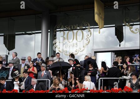 Eine allgemeine Ansicht der Rennfahrer auf den Ständen während des fünften Tages des Royal Ascot Meeting 2011. Stockfoto