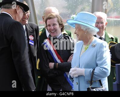 Königin Elizabeth II. Genießt einen Witz mit dem siegreichen Trainer James Fanshawe (zweite links) und Jockey Pat Cosgrave (Mitte), nachdem Society Rock am fünften Tag des Royal Ascot Meeting 2011 die Golden Jubilee Stakes gewonnen hat. Stockfoto