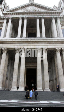 Königin Elizabeth II. Kommt mit dem Herzog von Edinburgh, begleitet vom Oberbürgermeister von London, zum 300-jährigen Jubiläum in der St. Paul's Cathedral in London an. Stockfoto