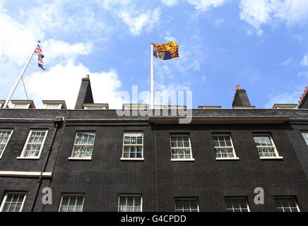 Der Royal Standard fliegt über die Downing Street, wenn die Queen und der Duke of Edinburgh zu einem Mittagessen zum 90. Geburtstag des Duke ankommen. Stockfoto