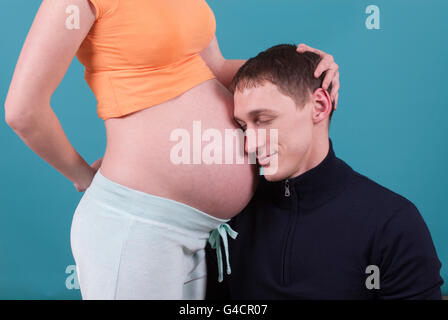 Schwangere Frau mit Mann Stockfoto