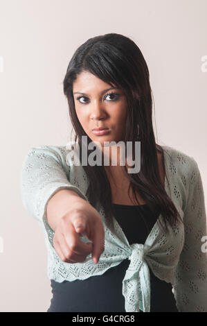 Schwere Frau, die mit ihrem finger Stockfoto