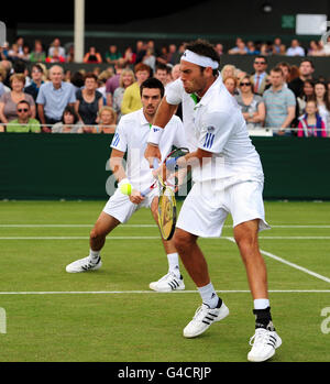 Die Briten Ross Hutchins (rechts) und Colin Fleming im Doppelspiel gegen die Polen Mariusz Fyrstenberg und Marcin Matkowski am fünften Tag der Wimbledon Championships 2011 im All England Lawn Tennis und Croquet Club in Wimbledon. Stockfoto