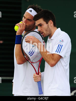 Die Briten Ross Hutchins (links) und Colin Fleming im Doppelspiel gegen die Polens Mariusz Fyrstenberg und Marcin Matkowski am fünften Tag der Wimbledon Championships 2011 im All England Lawn Tennis and Croquet Club in Wimbledon. Stockfoto