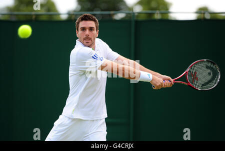 Der Großbritanniens Colin Flemming in Aktion mit Ross Hutchins in ihrem Doppelspiel gegen den Polens Mariusz Fyrstenberg und Marcin Matkowski am fünften Tag der Wimbledon Championships 2011 beim All England Lawn Tennis und Croquet Club in Wimbledon. Stockfoto