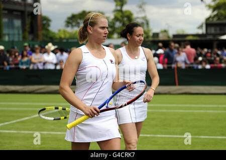 Tennis - Wimbledon Championships 2011 - Tag 4 - All England Lawn Tennis und Croquet Club. Die Briten Sarah Borwell und Melie South (links) Stockfoto