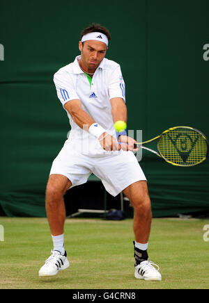 Der Großbritanniens Ross Hutchins in Aktion während seines Doppelkampfs mit Colin Fleming gegen den Polens Mariusz Fyrstenberg und Marcin Matkowski am fünften Tag der Wimbledon Championships 2011 beim All England Lawn Tennis und Croquet Club in Wimbledon. Stockfoto