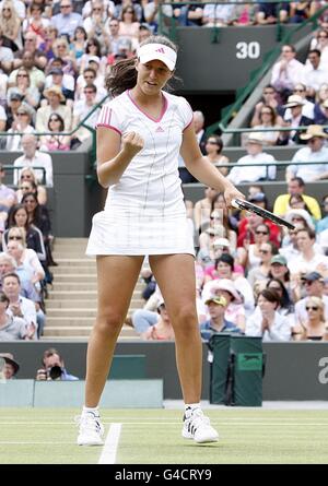 Die britische Laura Robson feiert während ihres Spiels gegen die russische Maria Sharapova am fünften Tag der Wimbledon Championships 2011 im All England Lawn Tennis and Croquet Club in Wimbledon Stockfoto