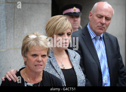 Bob und Sally Dowler, Eltern des ermordeten Schulmädchens Milly Dowler und ihrer Schwester Gemma (Mitte), lasen heute vor den Medien vor dem Old Bailey in London eine Erklärung, nachdem Levi Bellfield gestern für schuldig befunden wurde, Millys Mord begangen zu haben. Stockfoto