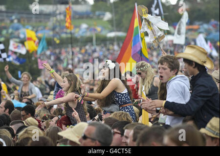 Auf Wunsch des Leadsängers der Band 'Two Door Cinema Club' stehen sich die Nachtschwärmer vor der Pyramid-Bühne auf die Schulter und freuen sich auf das Glastonbury-Musikfestival in Worthy Farm, Pilton. Stockfoto