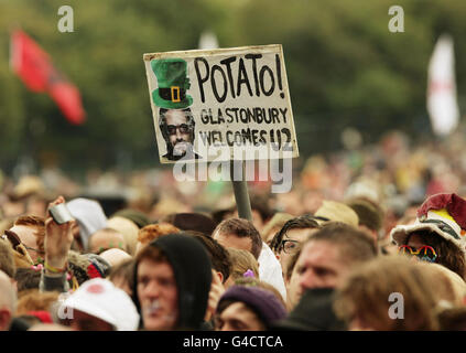 Ein Festivalbesucher in der Menge hält ein U2-Schild hoch, bevor BB King auf der Pyramid Stage beim Glastonbury Festival in Somerset auftrat. Stockfoto