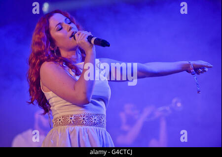 Glastonbury Festival 2011 - Freitag. Katy B tritt im East Dance Zelt beim Glastonbury Musikfestival auf der Worthy Farm, Pilton, auf. Stockfoto