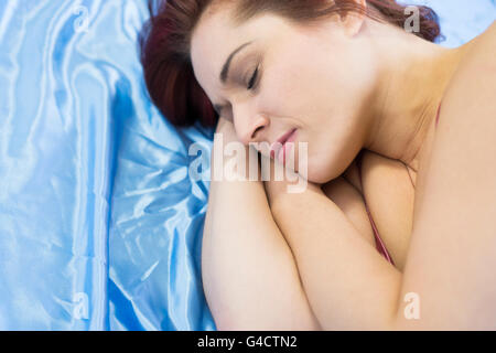Frau schläft im Bett Stockfoto