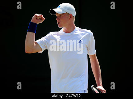 Der Großbritanniens Kyle Edmund feiert während seines Spiels gegen den Brasilianer Joao Pedro Sorgi in den Jungen-Singles am siebten Tag der Wimbledon Championships 2011 im All England Lawn Tennis und Croquet Club in Wimbledon. Stockfoto