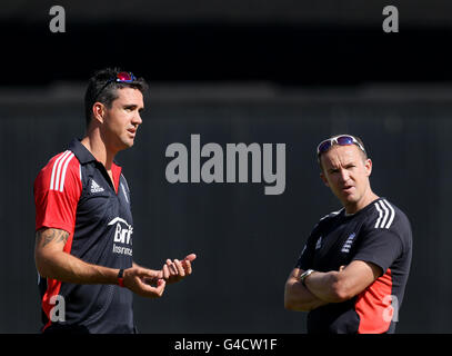 Cricket - 2011 NatWest Series - First One Day International - England gegen Sri Lanka - England Nets Session - The Kia Oval. Der englische Kevin Pietersen (links) und Coach Andy Flower während einer Nets-Session im Kia Oval, London. Stockfoto