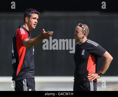 Der englische Kevin Pietersen (links) und Coach Andy Flower während einer Nets-Session im Kia Oval, London. Stockfoto