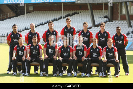 England's (von oben links) Ravi Bopara, Jonathan Trott, Jade Dernbach, Steven Finn, Chris Woakes, Craig Kieswetter und Samit Patel. (Von unten links) Ian Bell, James Anderson, Kevin Pietersen, Alastair Cook, Stuart Broad, Graeme Swann und Eoin Morgan posieren für ein Gruppenfoto vor einer Netzsitzung im Kia Oval, London. Stockfoto