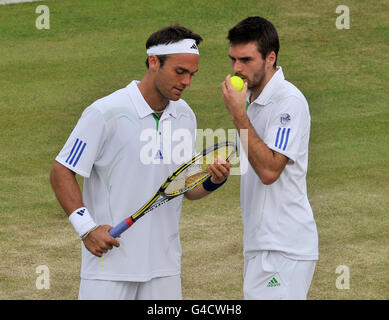 Die Briten Colin Fleming und Ross Hutchins (links) im Doppelspiel gegen die Bulgaren Grigor Dmitrov und Dmitry Tursunov am siebten Tag der Wimbledon Championships 2011 im All England Lawn Tennis and Croquet Club in Wimbledon. Stockfoto