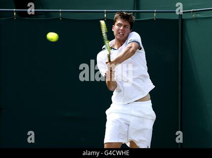 Der Großbritanniens Oliver Golding im Kampf gegen den russischen Aslan Karatsev In der ersten Runde der Boy's Singles Stockfoto