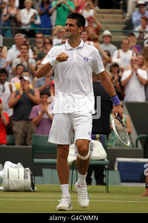 Der serbische Novak Djokovic feiert seinen Sieg gegen den französischen Michael Llodra am siebten Tag der Wimbledon-Meisterschaften 2011 im All England Lawn Tennis and Croquet Club in Wimbledon. Stockfoto