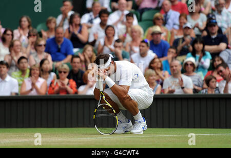 Der Spanier Rafael Nadal reagiert in seinem Spiel gegen den Argentinier Juan Martin Del Potro am siebten Tag der Wimbledon Championships 2011 beim All England Lawn Tennis and Croquet Club in Wimbledon. Stockfoto