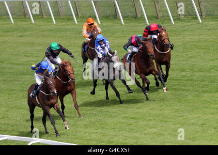 Pferderennen - Neuntes Renntreffen - Beverley Racecourse. Läufer und Fahrer Rennen auf Sky 432 Median Auction Maiden Stakes in Richtung Zieleinlauf für das Racing UK Stockfoto