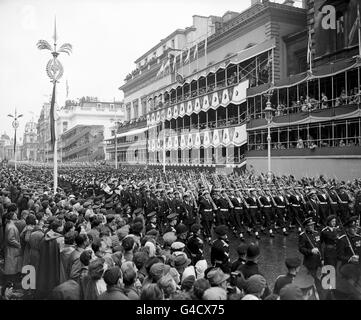 Royal Navy Truppen in der Prozession nach der Krönung von Königin Elizabeth II in Westminster Abbey. Stockfoto
