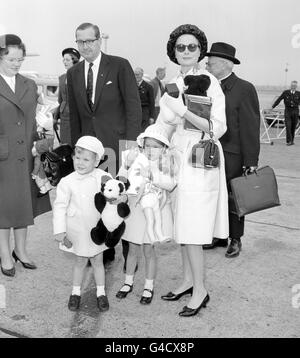 Prinzessin Grace von Monaco mit ihren Kindern, Panda umarmt Prinz Albert und Prinzessin Caroline, bei der Ankunft aus Dublin nach einem Urlaub. Stockfoto