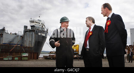 Der ehemalige stellvertretende Premierminister John Prescott (Mitte) mit dem Kandidaten Iain McKenzie (rechts) spricht mit einem Mitarbeiter (ohne Namen) bei Ferguson Ship Builders in Port Glasgow, am letzten Wahlkampftag vor der Nachwahl in Inverclyde. Stockfoto