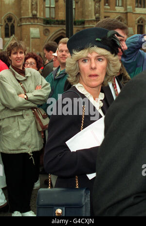 PA NEWS PHOTO 14/10/92 CAMILLA PARKER-BOWLES VERLÄSST WESTMINSTER ABBEY, LONDON, NACHDEM ER AN EINEM THANKSGIVING-GOTTESDIENST ZUM GEDENKEN AN DEN 50. JAHRESTAG VON EL ALAMEIN TEILGENOMMEN HATTE Stockfoto