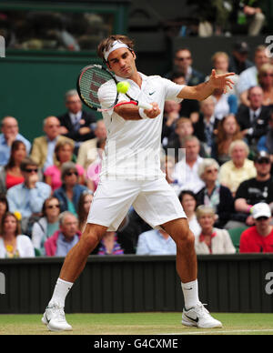 Der Schweizer Roger Federer im Einsatz gegen den französischen Jo-Wilfried Tsonga am 9. Tag der Wimbledon Championships 2011 im All England Lawn Tennis and Croquet Club in Wimbledon. Stockfoto