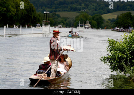 Am Tag einer der Henley Royal Regatta, Henley-on-Thames, fährt eine Gondel den Fluss hinunter. Stockfoto