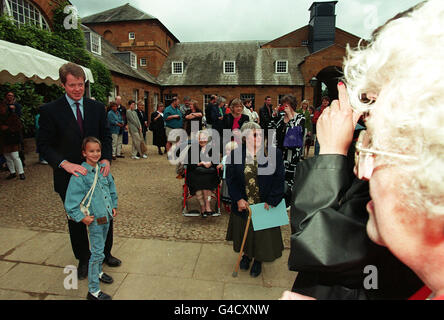 PA-NEWS 07.01.98 EARL SPENCER STEHT MIT EINEM BESUCHER AM ERSTEN TAG, DER DEM SPENCER FAMILIENSITZ IN ALTHORP, MIT DIANA, PRINCESS OF WALES AUSSTELLUNG, URN UND DORISCHEN TEMPEL, FÜR DIE ÖFFENTLICHKEIT GEÖFFNET WURDE. Stockfoto