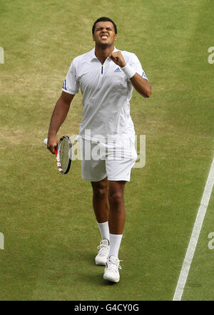 Der französische Jo-Wilfried Tsonga feiert am 9. Tag der Wimbledon Championships 2011 im All England Lawn Tennis and Croquet Club in Wimbledon gegen den Schweizer Roger Federer. Stockfoto