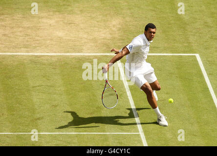 Der Franzose Jo-Wilfried Tsonga im Einsatz gegen den Schweizer Roger Federer am 9. Tag der Wimbledon Championships 2011 beim All England Lawn Tennis und Croquet Club in Wimbledon. Stockfoto