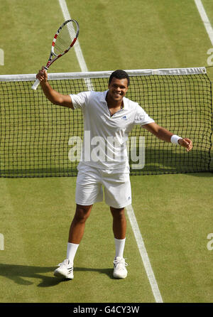 Der französische Jo-Wilfried Tsonga feiert den Sieg über den Schweizer Roger Federer am 9. Tag der Wimbledon Championships 2011 im All England Lawn Tennis and Croquet Club in Wimbledon. Stockfoto