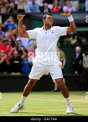 Der Franzose Jo Wilfried Tsonga feiert, nachdem er den Schweizer Roger Federer am 9. Tag der Wimbledon Championships 2011 im All England Lawn Tennis and Croquet Club in Wimbledon besiegt hat. Stockfoto