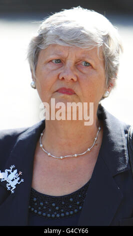 Denise le Voir spricht vor dem Krongericht von Winchester mit den Medien, nachdem Danilo Restivo wegen Mordes an ihrer Schwester Heather Barnett verurteilt worden war. Stockfoto