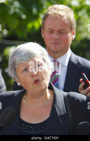 Denise le Voir spricht vor dem Krongericht von Winchester mit den Medien, wie der Dorset-Polizeidetektiv Mark Cooper nach der Verurteilung von Danilo Restivo wegen des Mordes an ihrer Schwester Heather Barnett weiter schaut. Stockfoto