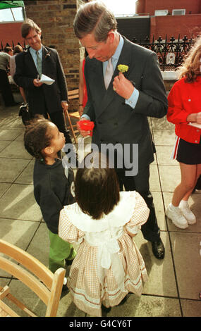 PA-NEWS 07.01.98 WOHNUNGEN DER PRINCE OF WALES WÄHREND EINES BESUCHS IN DER KÜRZLICH RENOVIERTEN SANDRINGHAM IN CHARING CROSS ROAD. DIE UNTERKUNFT WIRD VON DER SOHO-WOHNUNGSBAUGESELLSCHAFT GEFÜHRT. Stockfoto