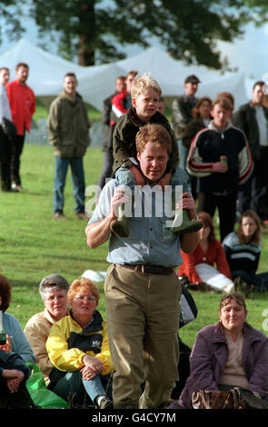 PA NEWS PHOTO 28/6/98 CHARLES, EARL SPENCER TRÄGT SEINEN SOHN LOUIS BEIM DIANA, PRINCESS OF WALES MEMORIAL KONZERT IN ALTHORP DURCH DIE MASSEN Stockfoto