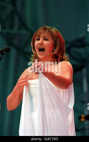 PA NEWS PHOTO 27/6/98 OPERNSÄNGERIN LESLEY GARRETT SINGT BEIM DIANA, PRINCESS OF WALES MEMORIAL KONZERT IN ALTHORP * 06/11/98 Lesley Garrett verklagt ihre ehemalige Plattenfirma Silva Screen Records in einem Streit um Lizenzgebühren. Die Sängerin verlangt mehr Geld für ihre CD-Zusammenstellung A Sopran in Love. 01/01/02 Opernsängerin Lesley Garrett, die einen CBE (Commander of the British Empire) in der Neujahrshonorarliste erhalten hat, veröffentlicht am Montag, den 31 2001. Dezember. Stockfoto