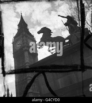 Die Statue von Boadicea und ihren Töchtern, von Thomas Thornycroft, mit Big Ben im Hintergrund. Stockfoto