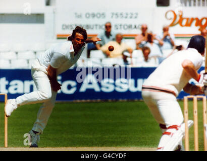 Cricket - Britannic Assurance County Championship - Worcestershire / Leicestershire - County Ground, Worcester. Ian Botham beim Bowling in Worcestershire Stockfoto