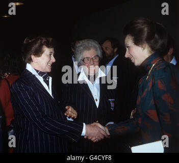 Die britische Eistanzerin Christopher Dean und Jayne Torvills (nicht abgebildet) Trainerin Betty Callaway schüttelt sich die Hände mit Prinzessin Anne. Stockfoto