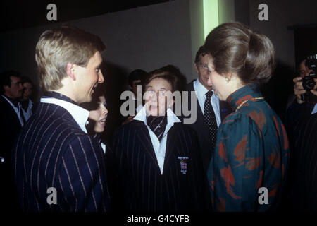 (L-R) die britischen Eistänzer Christopher Dean, Jayne Torvill und ihre Trainerin Betty Callaway im Gespräch mit Prinzessin Anne. Stockfoto