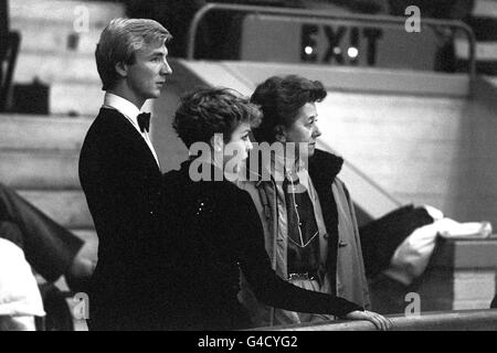 Die britischen Eistänzer Christopher Dean (l.) und ihre Partnerin Jayne Torvill (c) sehen mit ihrer Trainerin Betty Callaway (r.) zu, wie sie die Goldmedaille bei den Eiskunstlauf-Europameisterschaften gewinnen Stockfoto