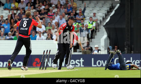 Der englische James Anderson (Mitte) läuft Sri Lankas Dinesh Chandimal für 5 während der zweiten NatWest One Day International in Headingley, Leeds, aus. Stockfoto