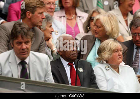 Sir Trevor McDonald beobachtet das Spiel zwischen der US-Amerikanerin Venus Williams und der Japanerin Kimiko Date-Krumm am dritten Tag der Wimbledon Championships 2011 beim All England Lawn Tennis and Croquet Club in Wimbledon. Stockfoto